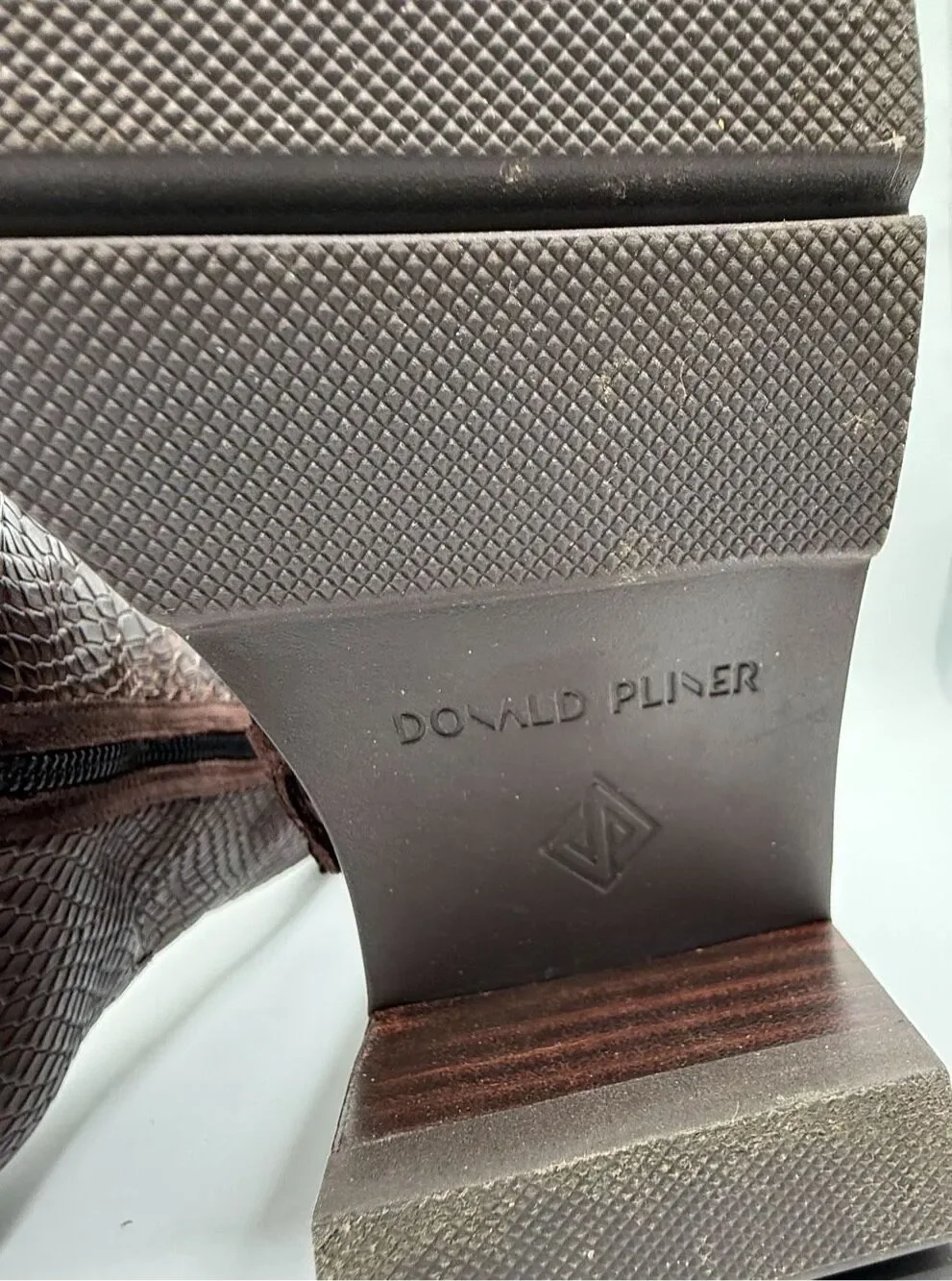 Donald Pliner Soffie Women’s Knee High Zip Boots – Brown Embossed Leather Size 9